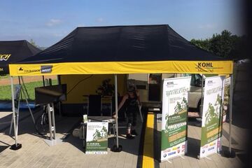 6x3m QUICKUPTENT Promotionstand mit bedrucken Rückwänden