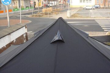 Der Rauchabzug im Dach sorgt für gute Belüftung im QUICKUPTENT Grillzelt